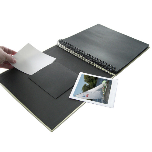 album photo ouvert avec espace vide pour les photos, cadres blancs sur  papier noir. la couverture de l'album est en cuir véritable marron fait  main sur fond noir. 13151280 Photo de stock