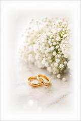 Cartonnage photo mariage vertical - alliances dorées et fleurs blanches